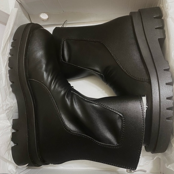 BRAND NEW ANKLE BOOTS - Picture 4 of 6